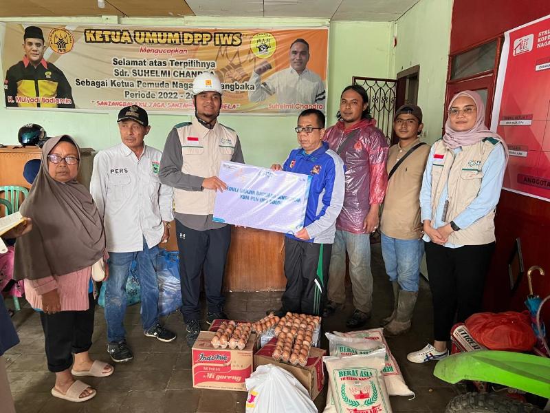 PT PLN (Persero) melalui Yayasan Baitul Maal (YBM) UP3 Solok menyerahkan bantuan kepada warga yang terdampak banjir bandang di Nagari Saniang Baka